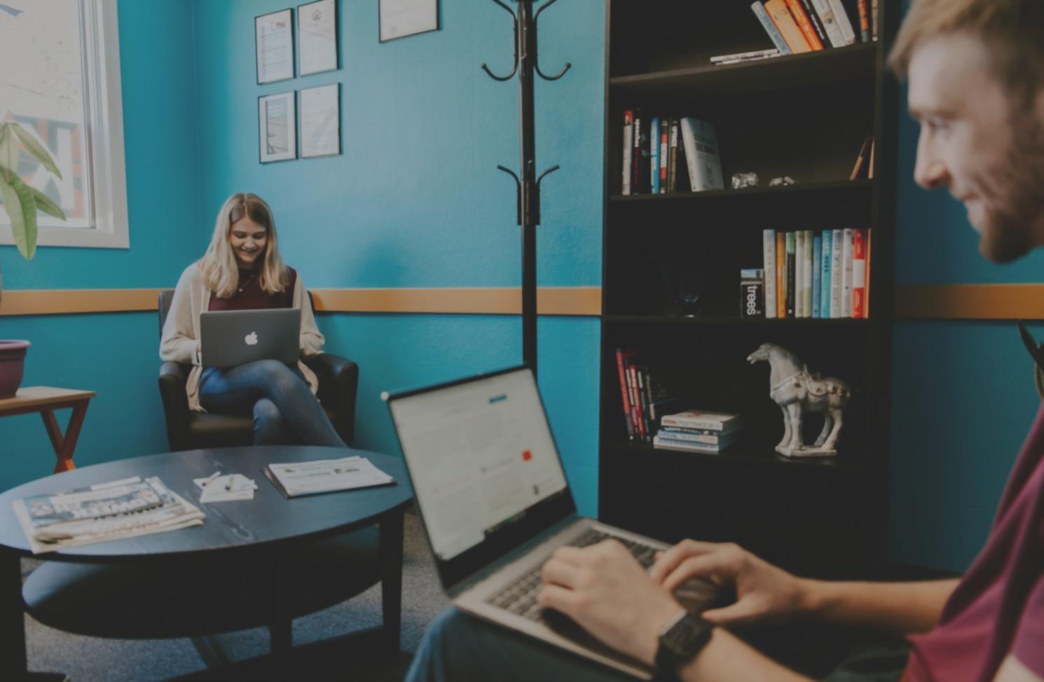 Equipo de científicos de datos analizando resultados de modelos predictivos