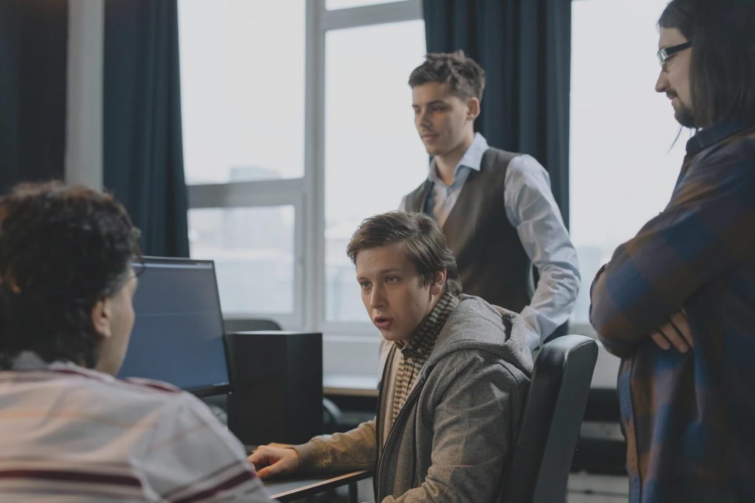 Estudiantes trabajando en fundamentos matemáticos para modelos de predicción financiera